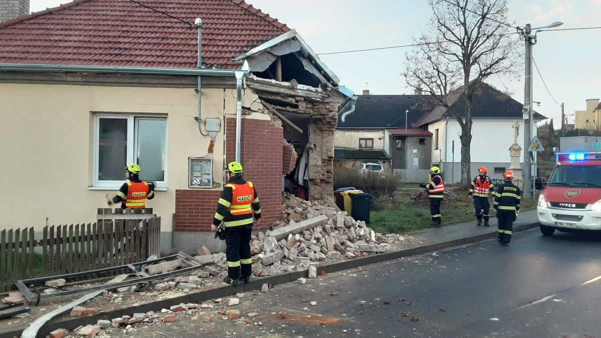 Špatně zabrzděný autobus se na Blanensku rozjel a pobořil rodinný dům